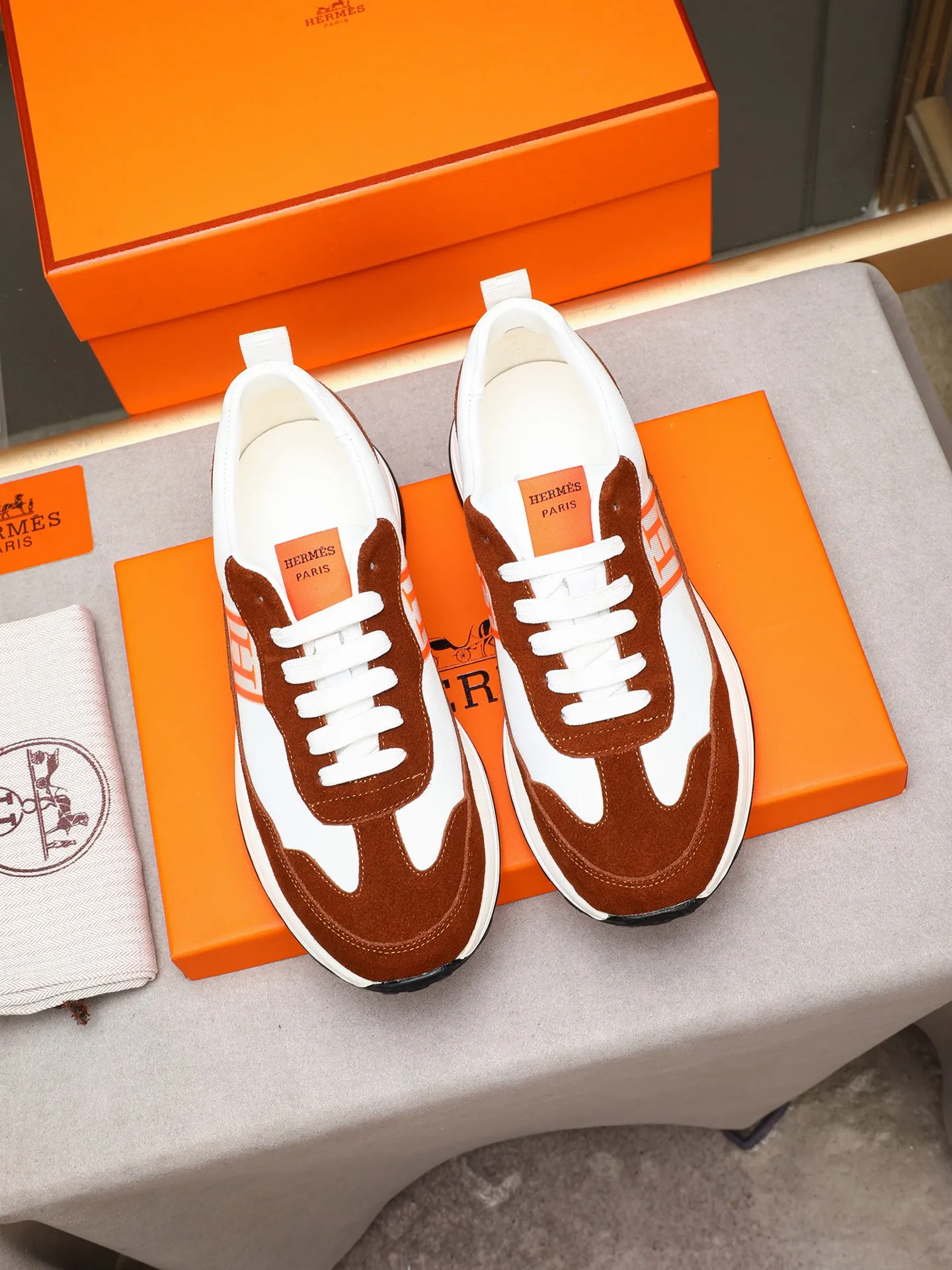 📛📛📛Men's shoes💰P420 (Hermes)🆕Men's color-blocked sneakers, with textured calfskin details. Spliced ​​with original cowhide, this shoe draws inspiration from the equestrian world, integrating technical details and practical functions. Breathable sheep lining, original combination outsole, high-end quality, and every detail is perfectly combined! Size: 38-44 (45 can be customized)